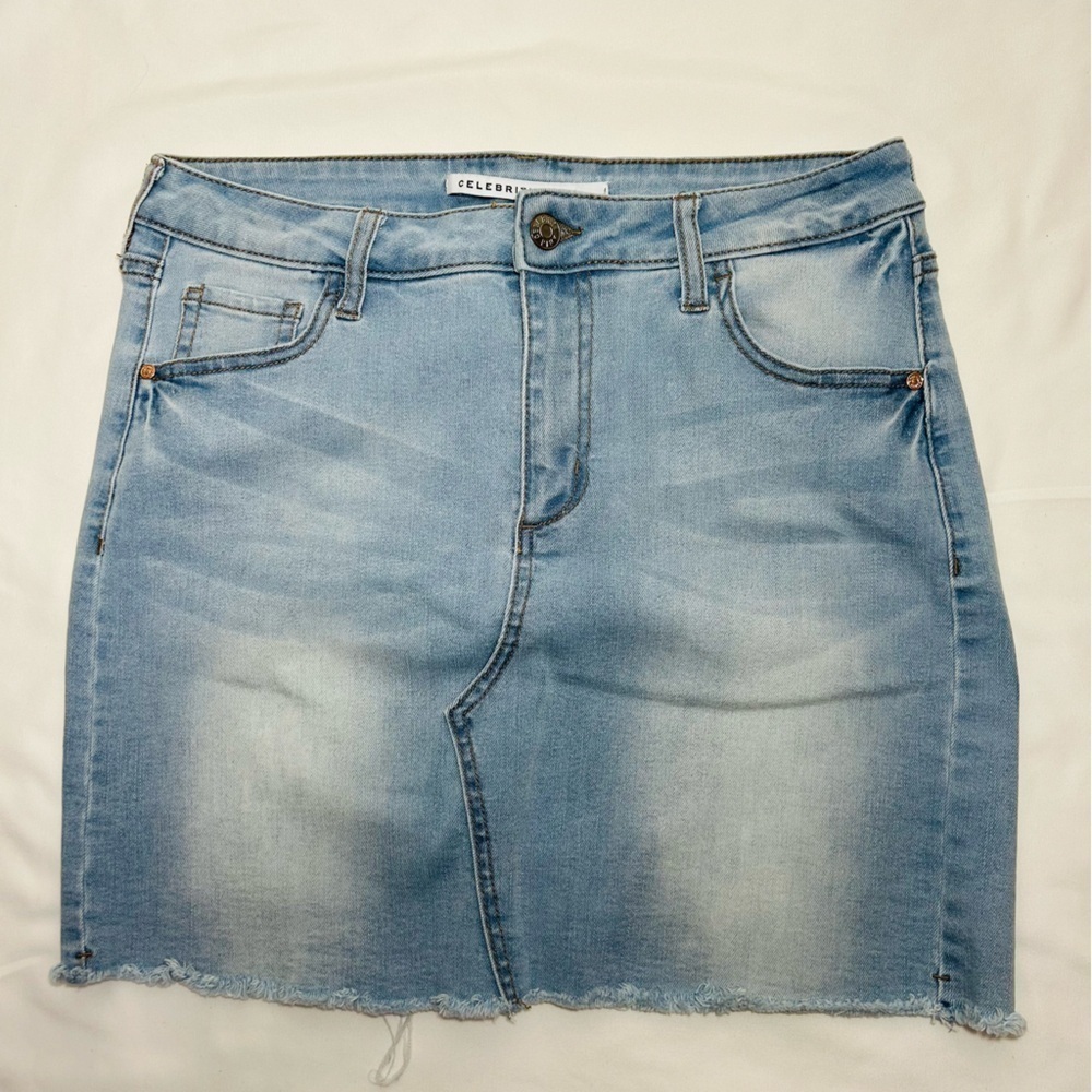 Celebrity Pink Light Wash Denim Mini Skirt Raw Hem Size‎ 7/28